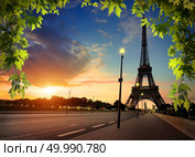 Beautiful sunrise in Paris, with Eiffel Tower. Стоковое фото, агентство Ingram Publishing / Фотобанк Лори