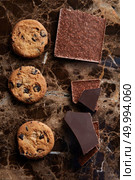 pieces of chocolate and cookies with chocolate Drops on a dark marble background. pieces of chocolate and cookies. Стоковое фото, агентство Ingram Publishing / Фотобанк Лори