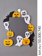 Creative handcraft application with terrible spirits smiling and laughing the pumpkins, black bats on a gray background, copy space. Halloween concept. Flat lay.. Handcraft paper greeting card with flying ghosts and spirits and yellow scary pumpkins, bats on a gray background. Стоковое фото, агентство Ingram Publishing / Фотобанк Лори