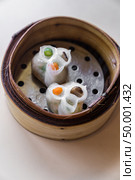 Chinese dim sum in wooden basket. Стоковое фото, агентство Ingram Publishing / Фотобанк Лори