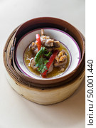 Chinese dim sum in wooden basket. Стоковое фото, агентство Ingram Publishing / Фотобанк Лори