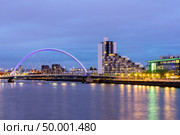 Clyde Arc Bridge along River Clyde Sunset twilight at Glasgow city Scotland UK. Стоковое фото, агентство Ingram Publishing / Фотобанк Лори
