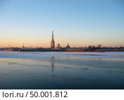 Санкт-Петербург, Россия – 30 ноября 2002 года. Вид со стороны Невы на Петропавловскую крепость. Шпиль и здание Петропавловского собора полностью покрыты строительными лесами для проведения реставрационных работ. Реставрация Петропавловской крепости к 300-летию Санкт-Петербурга. Стоковое фото, фотограф Андрей Степанов / Фотобанк Лори