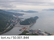 Петропавловск-Камчатский, Камчатский край, Дальний Восток России. Вид сверху Никольскую сопку, здания и улицы. Портовый город на побережье залива. Авачинская бухта, Тихий океан. (2022 год). Стоковое фото, фотограф Андрей Степанов / Фотобанк Лори