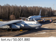 Самолёты на авиационной стоянке. На самолётах название авиакомпании Аэрофлот. Тяжёлый транспортный самолёт Ил-76Т и широкофюзеляжный пассажирский самолёт Ил-86. Шереметьево, Московская область, Россия. (2023 год). Редакционное фото, фотограф Андрей Степанов / Фотобанк Лори