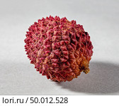 Closeup of tropical juicy fruit litchi presented on a gray background with copy space. Focus stacking, fullsize 50 pm. Closeup of ripe exotic lychee fruit on gray background with copy space. Focus stacking, fullsize 50 pm. Стоковое фото, агентство Ingram Publishing / Фотобанк Лори