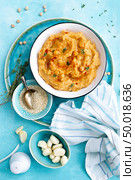 Hummus with chickpea and tahini, delicious and healthy protein vegan and vegetarian food, top view, flat lay. Стоковое фото, агентство Ingram Publishing / Фотобанк Лори