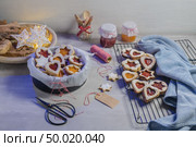 Homebaked Christmas Cookies With fruit Jam filling and Icing Sugar. Стоковое фото, агентство Ingram Publishing / Фотобанк Лори