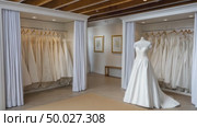 Elegant wedding dress displayed on mannequin in bridal shop. Стоковое AI-видео, аниматор Юрий Поздников / Фотобанк Лори