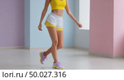 Woman performing leg exercise in fitness studio. Стоковое AI-видео, аниматор Юрий Поздников / Фотобанк Лори