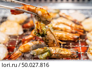 grilled japanese tiger prawn and hokkaido scallop yakiniku with red hot charcoal. Стоковое фото, агентство Ingram Publishing / Фотобанк Лори