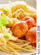 Spaghetti with meatballs in tomato sauce. Стоковое фото, агентство Ingram Publishing / Фотобанк Лори