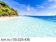 Tropical white sand beach at snoekel point from speed boat at andaman sea indian ocean Myanmar and Thailand. Стоковое фото, агентство Ingram Publishing / Фотобанк Лори