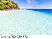 Tropical white sand beach at snoekel point from speed boat at andaman sea indian ocean Myanmar and Thailand. Стоковое фото, агентство Ingram Publishing / Фотобанк Лори
