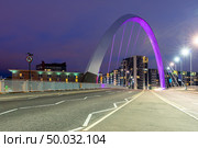 Clyde Arc Bridge along River Clyde Sunset twilight at Glasgow city Scotland UK. Стоковое фото, агентство Ingram Publishing / Фотобанк Лори
