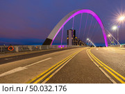 Clyde Arc Bridge along River Clyde Sunset twilight at Glasgow city Scotland UK. Стоковое фото, агентство Ingram Publishing / Фотобанк Лори