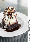 Chocolate Brownie with Ice cream and fudge. Стоковое фото, агентство Ingram Publishing / Фотобанк Лори