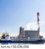 Tanker boat loading fuel from oil Chemical Factory in Kawasaki Japan. Стоковое фото, агентство Ingram Publishing / Фотобанк Лори