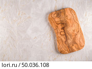 Top view of wooden cutting board on a gray marble background with space for text. Стоковое фото, агентство Ingram Publishing / Фотобанк Лори
