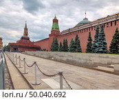 Фрагмент Кремлёвской стены , выходящей на Красную площадь Москвы . Россия. Редакционное фото, фотограф stargal / Фотобанк Лори