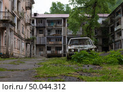 Двор покинутого поселка Акармара майским днем. Абхазия. Стоковое фото, фотограф Виктор Карасев / Фотобанк Лори
