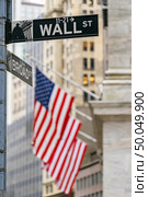 Wall street sign with New York Stock Exchange background New York City, New York, USA. Стоковое фото, агентство Ingram Publishing / Фотобанк Лори