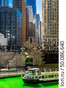 Chicago Skylines building along green dyeing river of Chicago River on St. Patrick’s day festival in Chicago Downtown IL USA. Стоковое фото, агентство Ingram Publishing / Фотобанк Лори