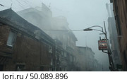 Misty urban street scene captures fog enveloping historical buildings. Стоковое AI-видео, аниматор Владимир Федоров / Фотобанк Лори