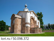 Старинная церковь Параскевы Пятницы в историческом центре города Великий Новгород. Стоковое фото, фотограф Анна Карасева / Фотобанк Лори