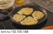 Zucchini pancakes cooked in frying pan. Стоковое видео, видеограф Яков Филимонов / Фотобанк Лори
