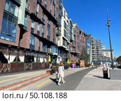 Улица Виктора Гюго в Калининграде осенью в солнечную погоду (2021 год). Редакционное фото, фотограф Овчинникова Ирина / Фотобанк Лори