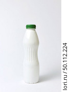 Blank mockup white bottle with green cover for dairy products on a light gray background, copy space.. White plastic bottle mock up for yogurt on a light background. Стоковое фото, агентство Ingram Publishing / Фотобанк Лори