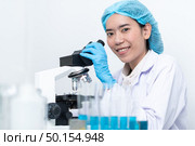 Scientists are using microscopes. For laboratory experiments. Стоковое фото, агентство Ingram Publishing / Фотобанк Лори