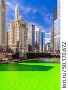 Chicago Skylines building along green dyeing river of Chicago River on St. Patrick day festival in Chicago Downtown IL USA. Стоковое фото, агентство Ingram Publishing / Фотобанк Лори