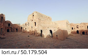 View of old Gsar al-Dagaghra settlement with ruined storage areas in Tunisia. Стоковое видео, видеограф Яков Филимонов / Фотобанк Лори