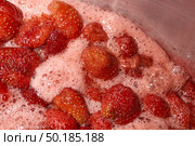 Homemade preparation of strawberry jam. Foam and juice when cooking strawberries. The process of making strawberry jam. Close-up of boiling strawberries. Стоковое фото, фотограф Андрей Жигальцов / Фотобанк Лори