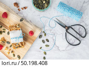 Organic homemade granola bars on rustic marble stone kitchen countertop. Стоковое фото, агентство Ingram Publishing / Фотобанк Лори