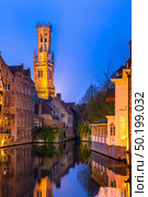 Historic medieval buildings along a canal in Bruges, Belgium at dusk. Стоковое фото, агентство Ingram Publishing / Фотобанк Лори