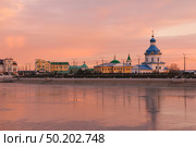 Красочный и яркий ноябрьский рассвет на набережной реки Волги в городе Чебоксары с видом на церковь, монастырь, старинные здания и их отражение в воде (2021 год). Редакционное фото, фотограф Irina Solonina / Фотобанк Лори