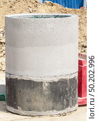 Верхняя часть цементного кольца для колодца. Top part of Concrete water wells. Стоковое фото, фотограф Татьяна Д / Фотобанк Лори