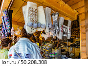 Продажа  валяных изделий и сувениров на ярмарке в Мышкине. Редакционное фото, фотограф Владимир Шипикин / Фотобанк Лори