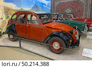 Автомобиль Citroën 2CV ("Ситроен 2CV"), 1975 г. Автомузей "Автомобили мира", Москва (2023 год). Редакционное фото, фотограф Мария Кылосова / Фотобанк Лори