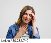 Frustrated woman holding head in hands and expressing pain. Стоковое фото, агентство Ingram Publishing / Фотобанк Лори