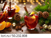 Christmas mulled wine. Traditional festive drink with decorations and fir tree. Стоковое фото, агентство Ingram Publishing / Фотобанк Лори