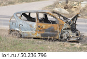 An abandoned, stolen burnt out car. Стоковое фото, агентство Ingram Publishing / Фотобанк Лори