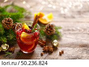 Christmas mulled wine. Traditional holiday drink. Стоковое фото, агентство Ingram Publishing / Фотобанк Лори