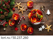 Christmas punch. Festive red hot toddy cocktail, drink with cranberries and citrus fruits. Стоковое фото, агентство Ingram Publishing / Фотобанк Лори