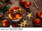 Christmas punch. Festive red hot toddy cocktail, drink with cranberries and citrus fruits. Стоковое фото, агентство Ingram Publishing / Фотобанк Лори