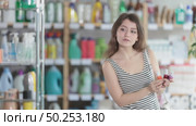 Girl view trademark sign on label, pick eco friendly nail polish. Стоковое видео, видеограф Яков Филимонов / Фотобанк Лори