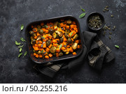 Brussels sprouts baked with butternut squash, top view. Стоковое фото, агентство Ingram Publishing / Фотобанк Лори